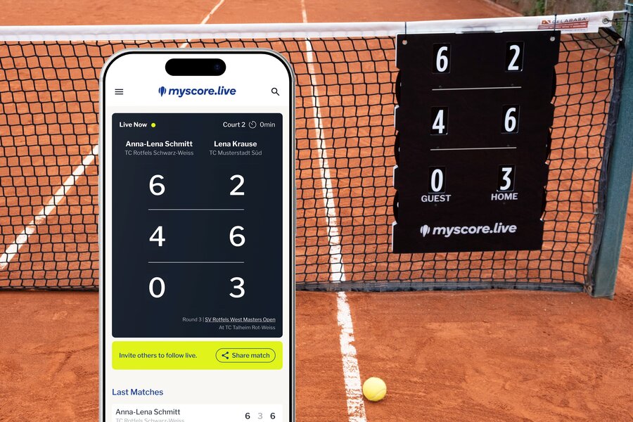 Auf dem Bild sieht man im Hintergrund einen Tennisplatz. Im Vordergrund ist ein Handy zu sehen, dass den Spielstand anzeigt.