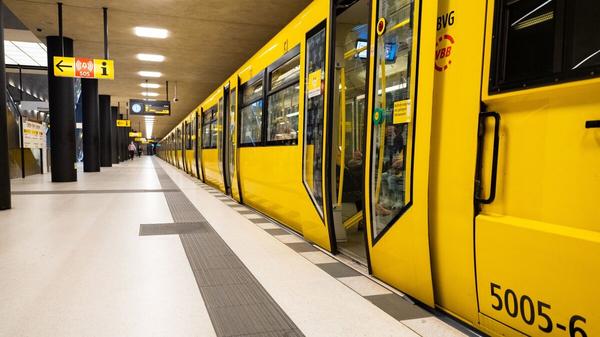Zu sehen ist eine gelbe U-Bahn in einer Haltestelle in Berlin.