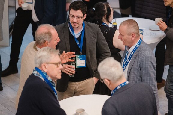 Drei Männer unterhalten sich auf dem Stadtentwicklungskongress der IHK.