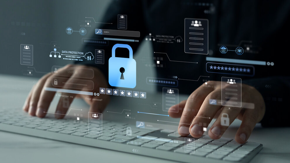 Zwei Hände tippen auf einem Keyboard. Darüber sind Symbole aus der Cybersicherheit abgebildet