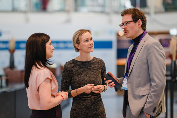 Gesprächssituation unter Gästen des Jakobb‑Kongresses im Veranstaltungsfoyer