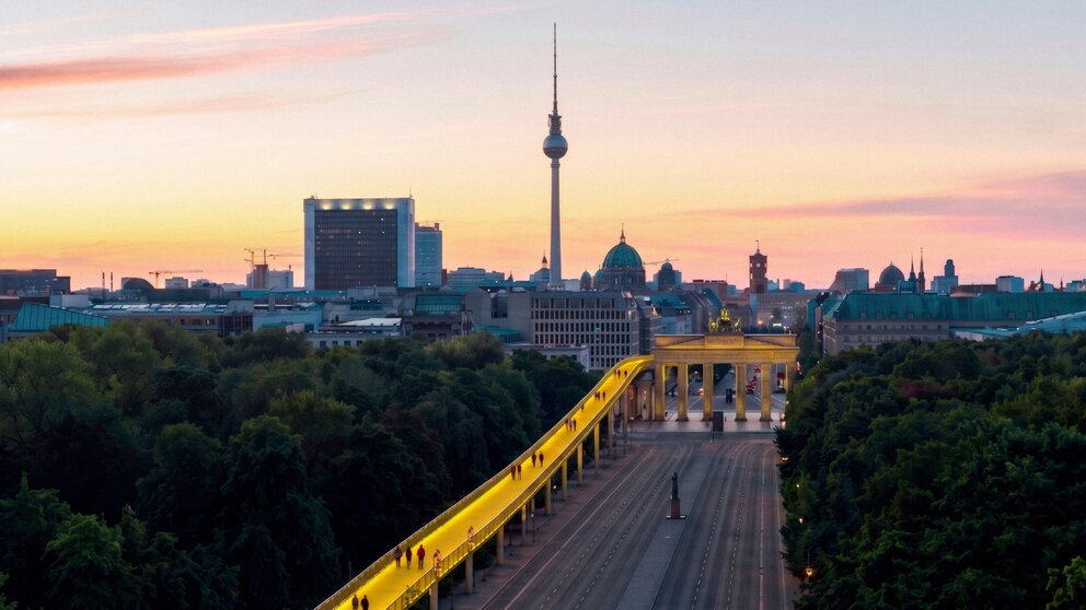 Visualisierung des Host-City-Konzepts: Eine temporäre Verbindung am Brandenburger Tor zeigt, wie Olympische und Paralympische Spiele in den Berliner Stadtraum integriert werden könnten.