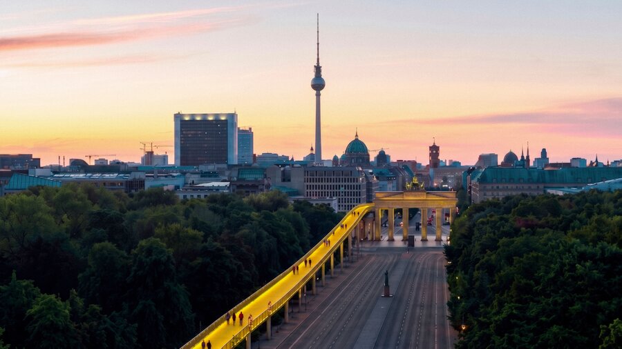 Visualisierung des Host-City-Konzepts: Eine temporäre Verbindung am Brandenburger Tor zeigt, wie Olympische und Paralympische Spiele in den Berliner Stadtraum integriert werden könnten.