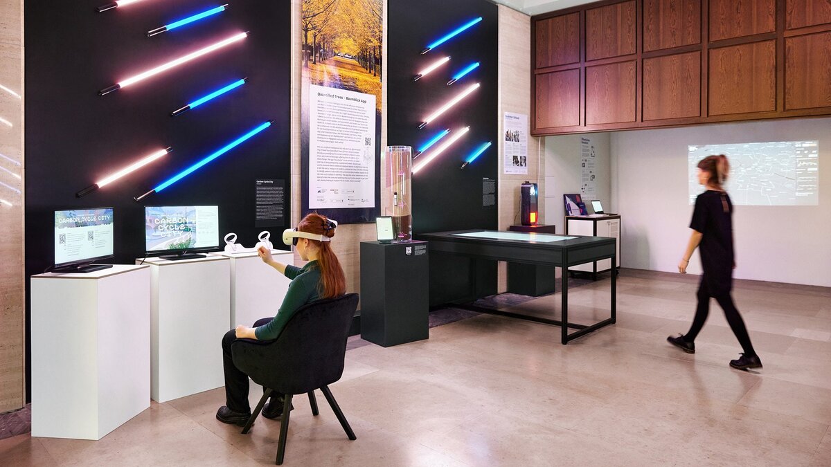 Zwei Frauen in einem Innovations-Hub mit VR-Brille