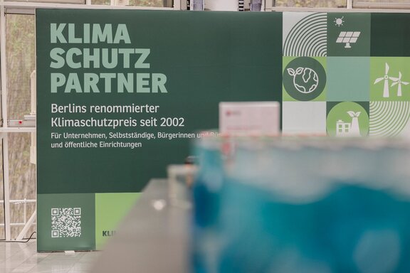 Zu sehen ist ein Werbeaufsteller mit der Aufschrift Klimaschutzpartner.