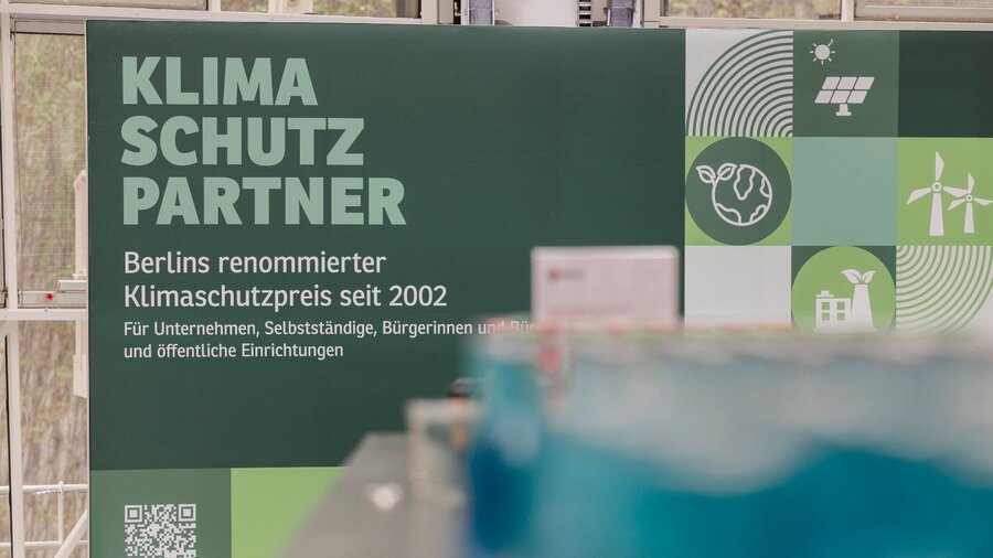 Zu sehen ist ein Werbeaufsteller mit der Aufschrift Klimaschutzpartner.