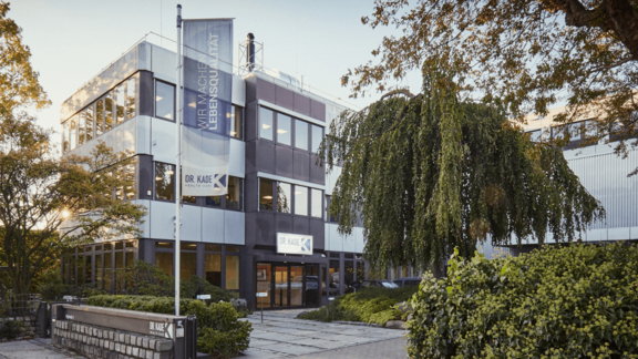 Blick auf die pharmazeutische Fabrik von Dr. Kade. 