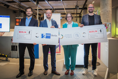Zu sehen sind drei Männer und eine Frau, die in die Kamera lächeln, es sind Dr. Henry Marx, Sebastian Stietzel, Prof. Dr. Julia von Blumenthal, Michael Biehl bei der Unterzeichnungen des Kooperationsvertrags