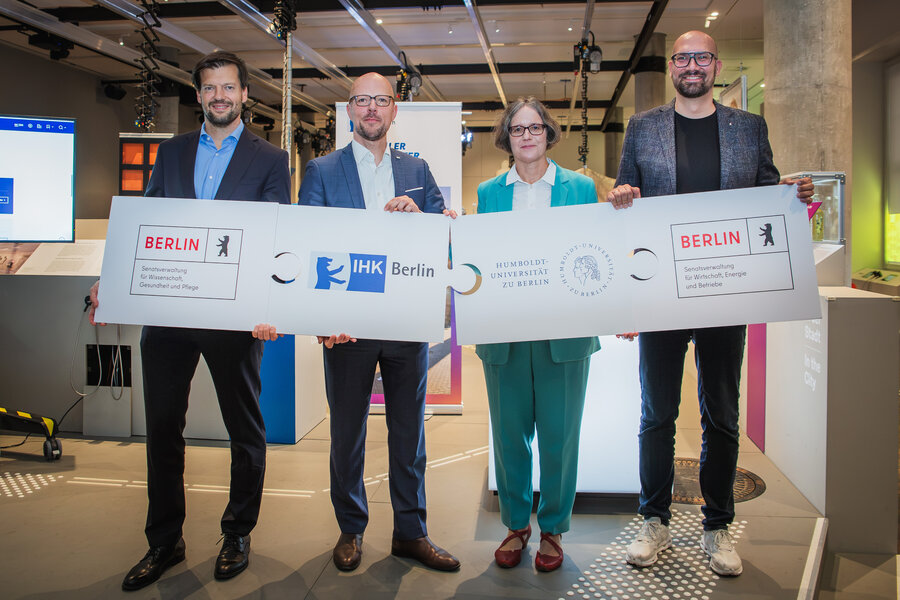 Zu sehen sind drei Männer und eine Frau, die in die Kamera lächeln, es sind Dr. Henry Marx, Sebastian Stietzel, Prof. Dr. Julia von Blumenthal, Michael Biehl bei der Unterzeichnungen des Kooperationsvertrags