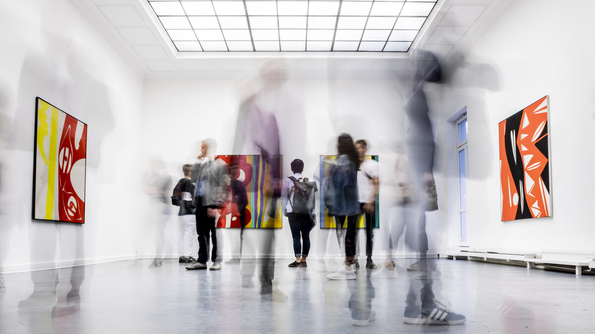 Menschen in einer hellen Kunstgalerie