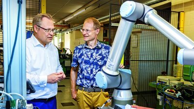 Ingo (l.) und Carsten Rückert, Geschäftsführer der Wilhelm Dreusicke GmbH & Co. KG, begutachten ihren neuen "Cobot"
