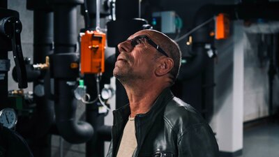 Porträt von Dietmar Deunert, CEO eZeit Ingenieure, bei einer Baubegehung.