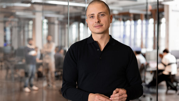 Porträtfoto von Christian Hecker, Mitgründer von Trade Republic.