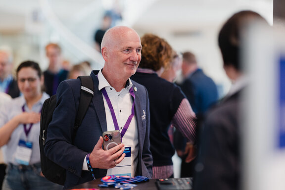 Gesprächssituation unter Gästen des Jakobb‑Kongresses im Veranstaltungsfoyer