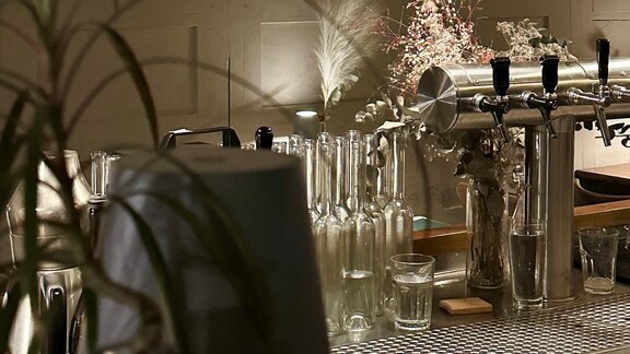 Zu sehen ist eine Zapfanlage im Restaurant Mikrokosmos in Berlin.
