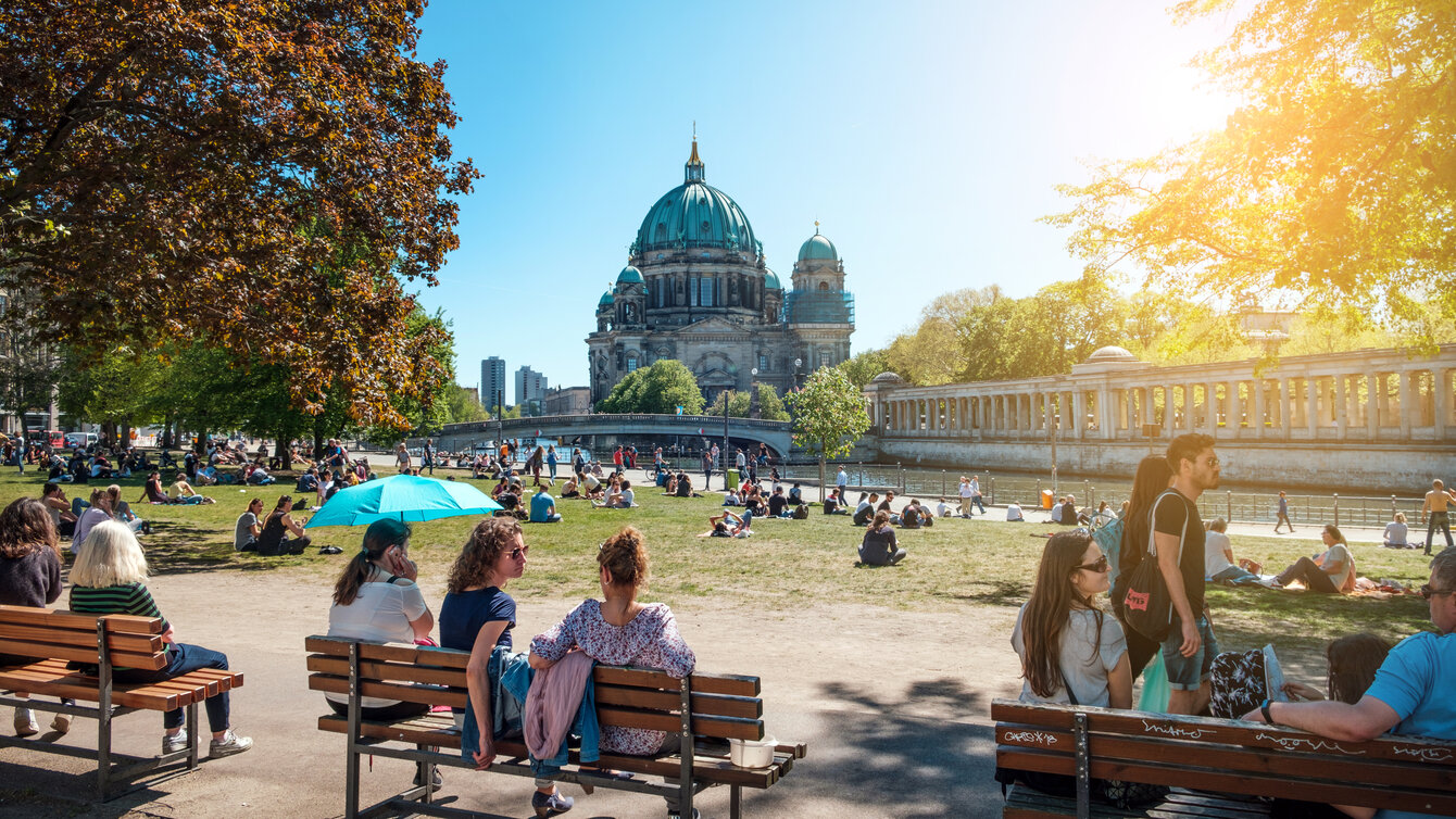 Blick auf den Berliner Dom im Sommer