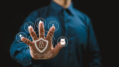 Zu sehen ist eine Person in blauem Hemd, die ihre Hand ausstreckt. Vor der Hand sind digitale Symbole zu sehen, die Resilienz und Schutz symbolisieren.