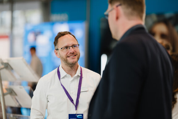 Gesprächssituation unter Gästen des Jakobb‑Kongresses im Veranstaltungsfoyer