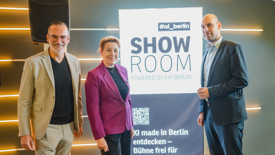 Zu sehen sind zwei Männer und einer Frau, die neben einem Schild mit der Aufschrift Show Room stehen. Es ist rechts neben dem Schild IHK-Vizepräsident Stephan Wolter, links daneben Senatorin Franziska Giffey und Dr. Stefan Franzke.