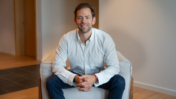Jürgen Mehrtens, Mitgründer & CEO von YEARS, sitzt in einem weißen Sessel.