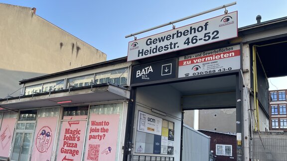 Einfahrt zum Gewerbegebiet in der Heidestraße in Berlin-Mitte mit Schildern angesiedelter Betriebe