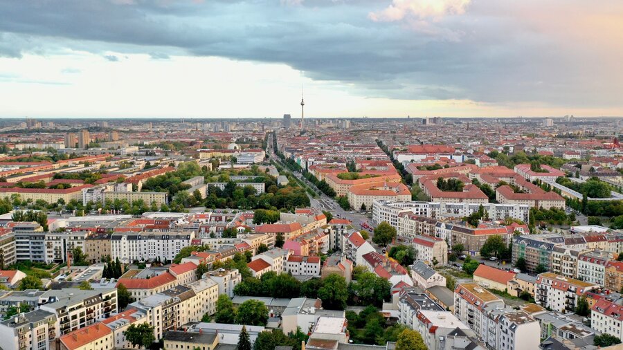 Zu sehen ist eine Großstadt von oben - es handelt sich um Berlin.