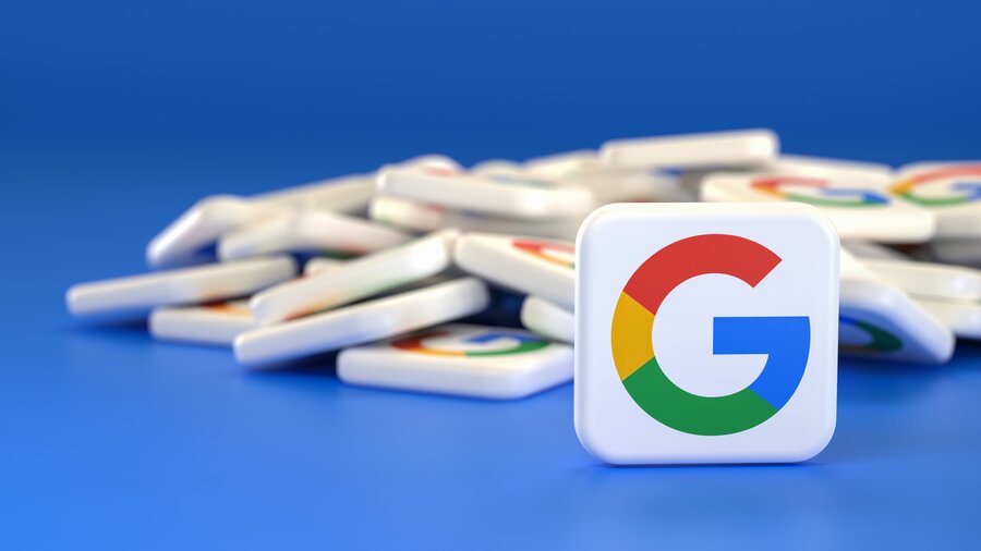 Zu sehen sind zahlreiche Spielsteine auf blauem Hintergrund. Auf den Steinen ist das bunte G - das Logo von Google zu sehen.
