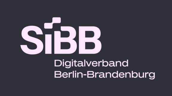 Zu sehen sin die Buchstaben "SIBB" in rosa Schrift auf grauem Hintergrund. Darunter steht, ebenfalls in rosa "Digitalverband Berlin-Brandenburg". Es handelt sich um das Logo des SIBB e.V.