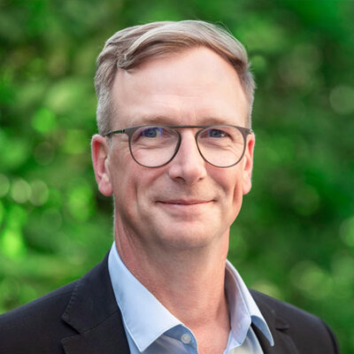 Porträt von Sebastian Haase. Er lächselt in die Kamera.