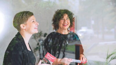 Das Bild zeigt zwei Frauen, es sind Alicja Möltner und Magdalena Ziomek, Vorständinnen der SmartDe Genossenschaft