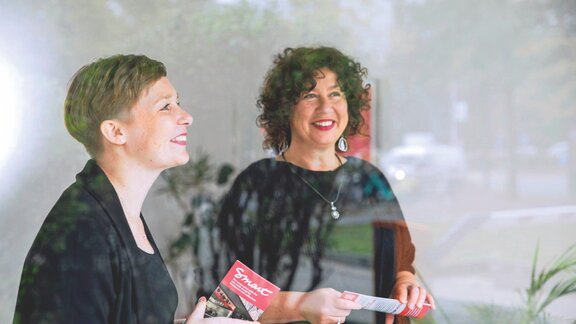 Das Bild zeigt zwei Frauen, es sind Alicja Möltner und Magdalena Ziomek, Vorständinnen der SmartDe Genossenschaft