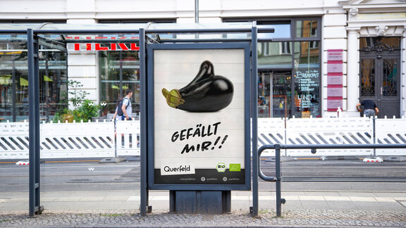 Werbeplakat an einer Berliner Tram-Station