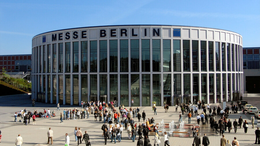 Symbolbild: Gebäude der Messe Berlin mit Besuchern