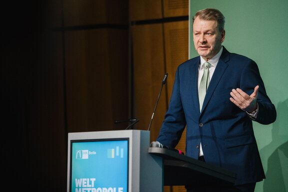 Ein Mann hält eine Rede auf einer Bühne.