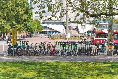 Foto von mehreren Fahrrädern und Scootern.