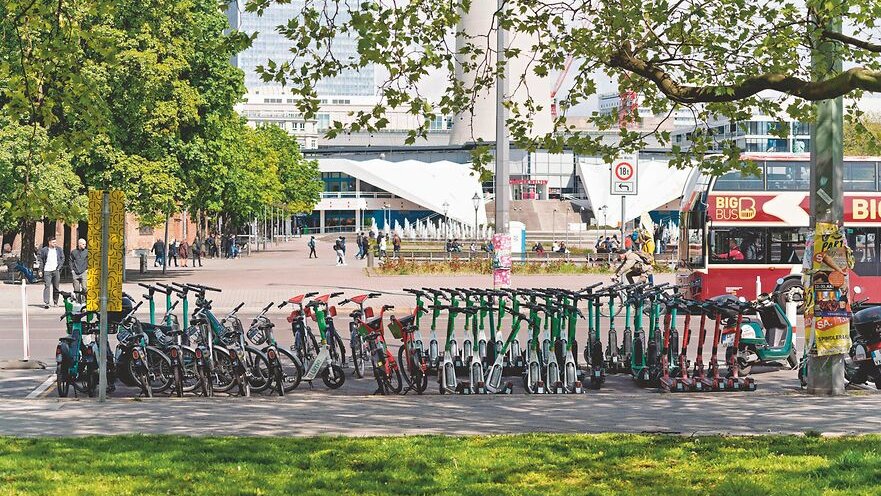 Foto von mehreren Fahrrädern und Scootern.