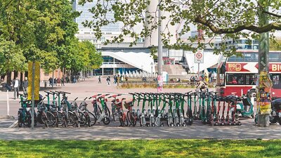 Foto von mehreren Fahrrädern und Scootern.