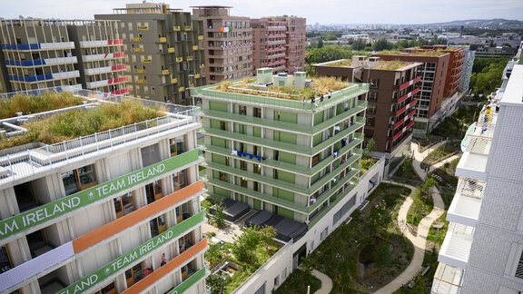 Moderne mehrstöckige Gebäude in verschiedenen Farben stehen nebeneinander. 