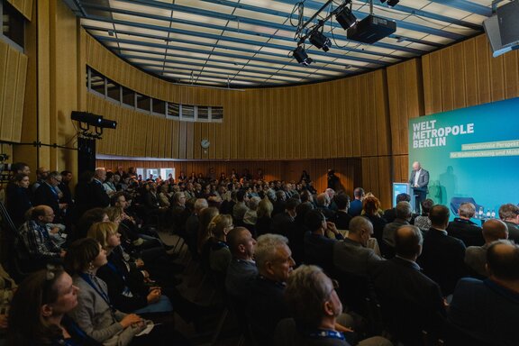 Blick auf Publikum und Bühne einer Veranstaltung der IHK-Berlin.