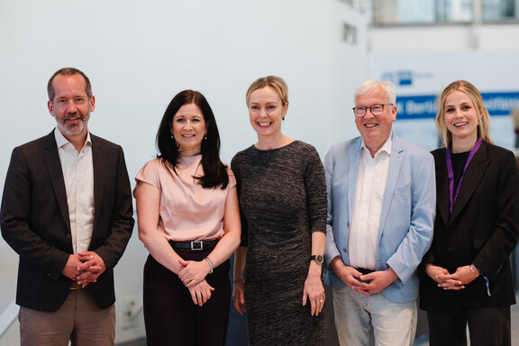 Katharina Günther-Wünsch, Senatorin für Bildung, Jugend und Familie, und Manja Schreiner, Hauptgeschäftsführerin der IHK, waren zusammen mit den Veranstaltern Klett MEX, Christiani und dem Bundesinstitut für Berufsbildung vor Ort.