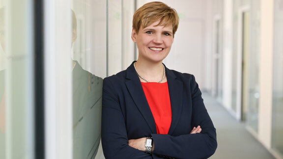 Porträt einer Geschäftsfrau im schwarzen Blazer, die in einem Büro-Flur steht. Es ist Kerstin Ehrig-Wettstaedt, Geschäftsführerin von Ehrig IT-Systemhaus. 