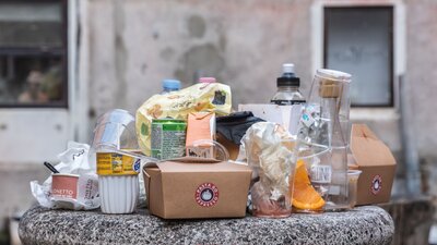Zu sehen ist ein Haufen Verpackungsmüll, bestehend aus diversen Verpackungen.