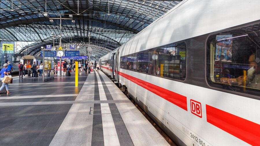 Zu sehen ist ein bahGleis mit gläsernem Dach. Am Gleis steht ein ICE. Es handelt sich um de Hauptbahnhof von Berlin.