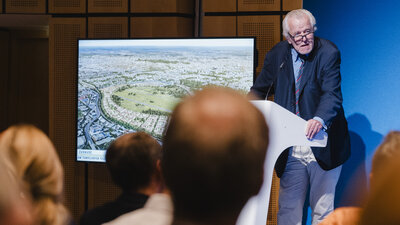 Der Architekt Prof. Hans Kollhoff spricht zur Randbebauung des Tempelhofer Feldes