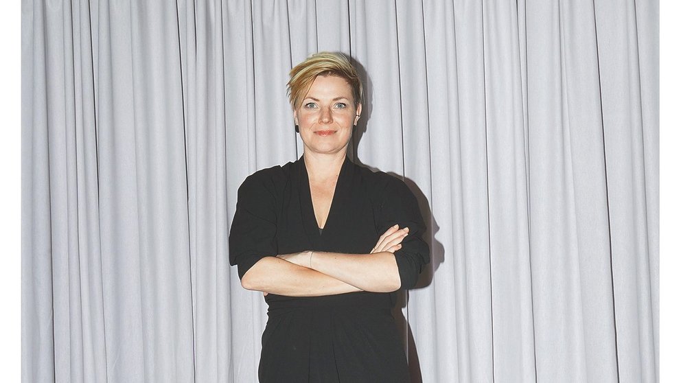 Eine weiße, blonde Frau im schwarzen Kleid