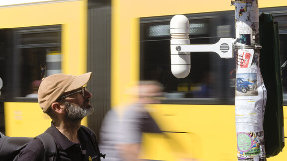 Ein Mast mit einem angebrachten Orbisens-Sensor.