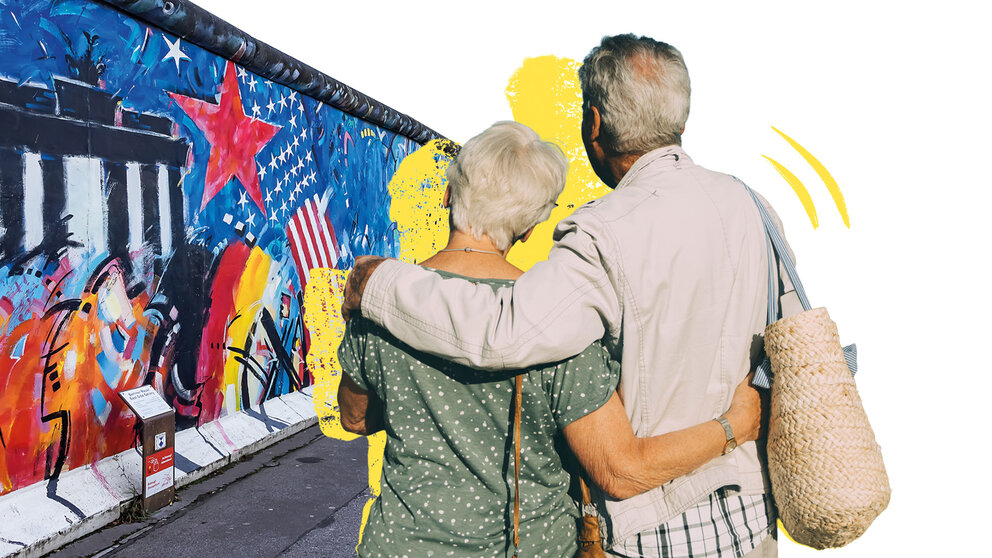 Fotocollage von einem Ehepaar welches auf die East Side Gallery schaut.