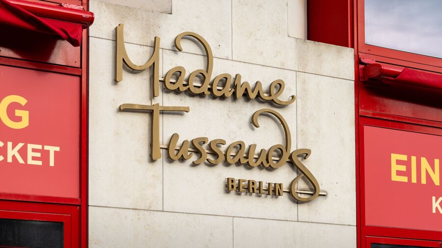 Zu sehen ist das Logo auf der Fassade des Wachsfigurenkabinetts Madame Tussauds in Berlin.