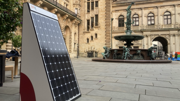 Suncrafter Solarmodul steht auf einem großen Marktplatz.