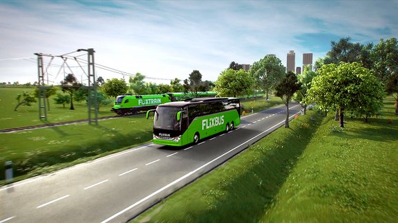 Grüner FlixBus fährt auf Landstraße, grüner FlixTrain auf Gleisen daneben, Stadt mit Hochhäusern im Hintergrund